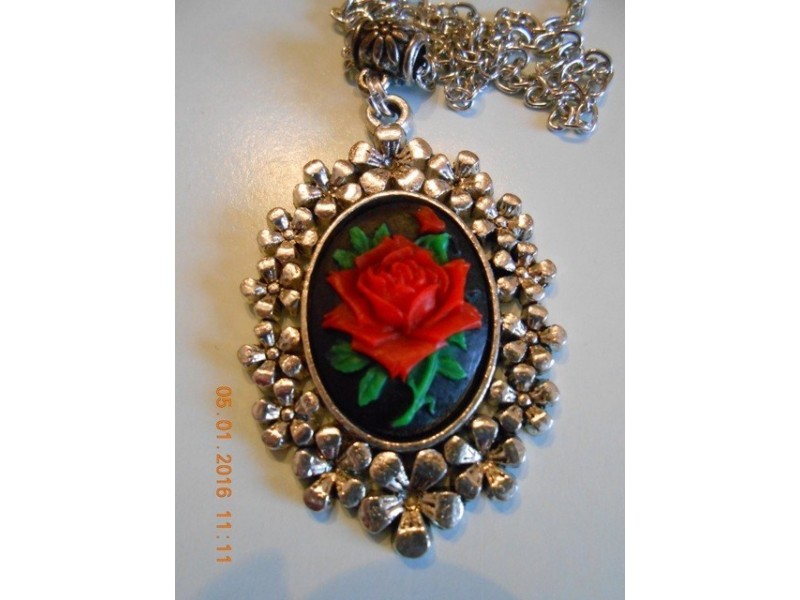 Ogrlica Kameja-crvena ruža