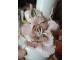 Porcelanska vaza sa roze capadimonte  ružom i pozlatom slika 2