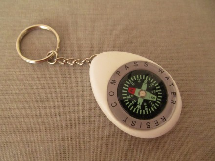 Privezak za ključeve sa kompasom