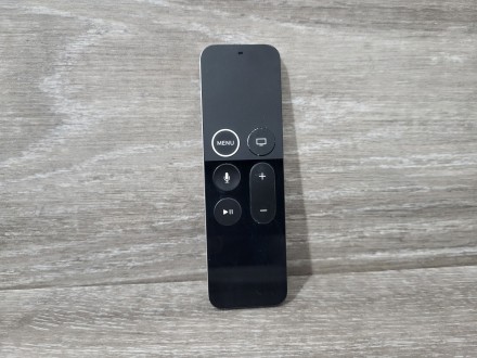 Prodajem ORIGINAL Apple Remote daljinski za Apple TV ce