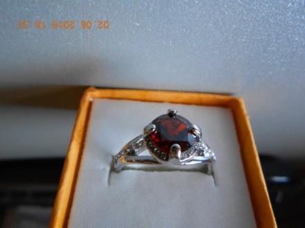 Prsten rubin crvene boje