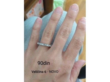 Prsten sa cirkonima srebrne boje - NOVO