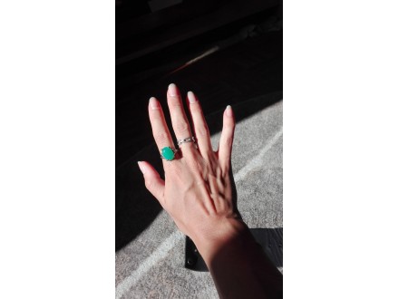 Prsten sa zelenim kamenom