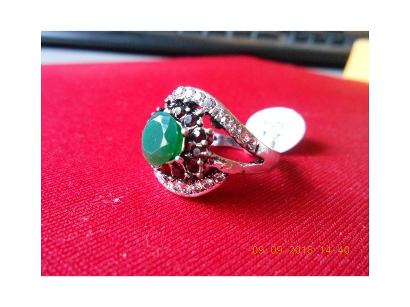 Prsten smaragd u rubinu