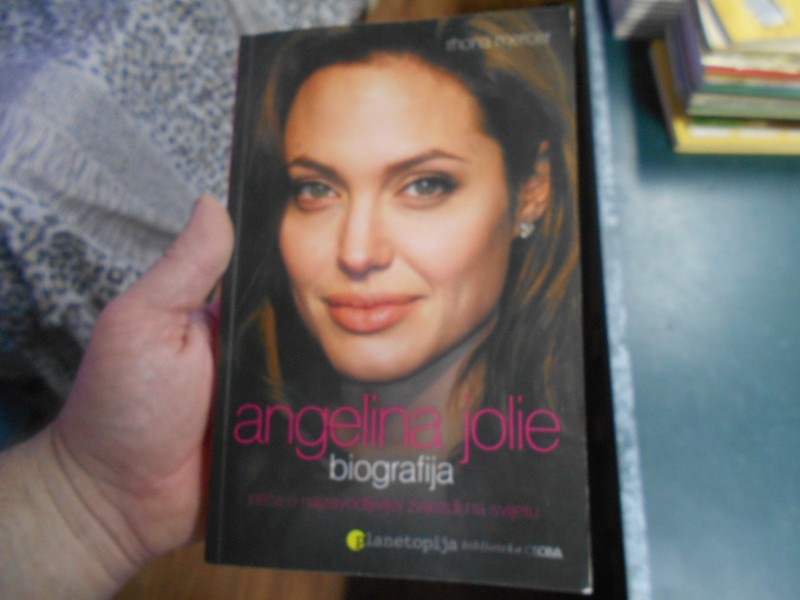 Rhona Mercer- Angelina Jolie - biografija