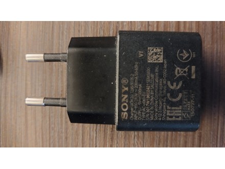 Sony Fast charging USB punjac USH20 sa UCB16 kablom