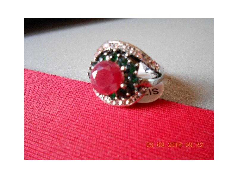 Srebrni prsten   rubin u smaragdu