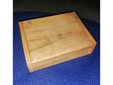 Stara drvena manja kutija za nakit