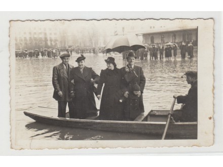Stara fotografija Beograd 1940. Poplava. Ljudi u čamcu