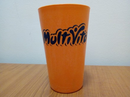Stara narandžasta plastična čaša Multivita