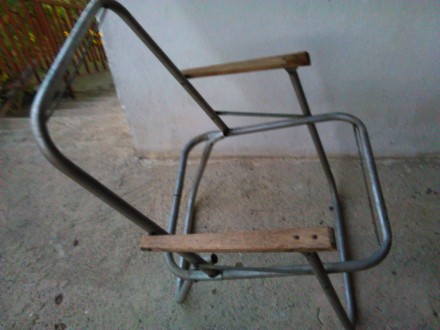 Stara sklopiva metalna stolica za plažu, samo ram