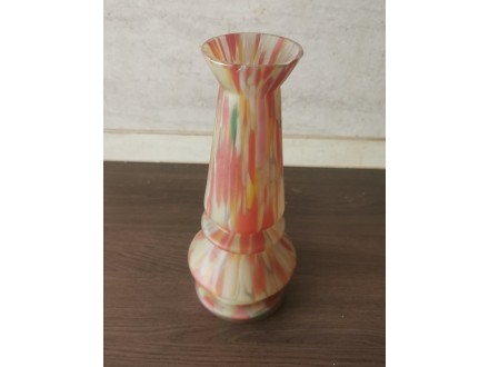 Stara vaza od bojenog stakla