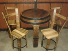 Sto i stolice od drvenog bureta
