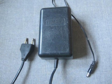 YAMAHA EB912-A strujni adapter 9V 1.4A