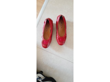 crvene lakovane cipele