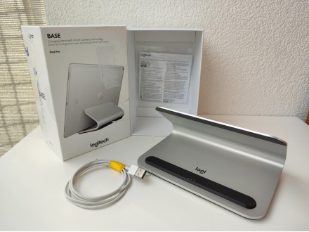 iPad pro Logitech Base - charging stand