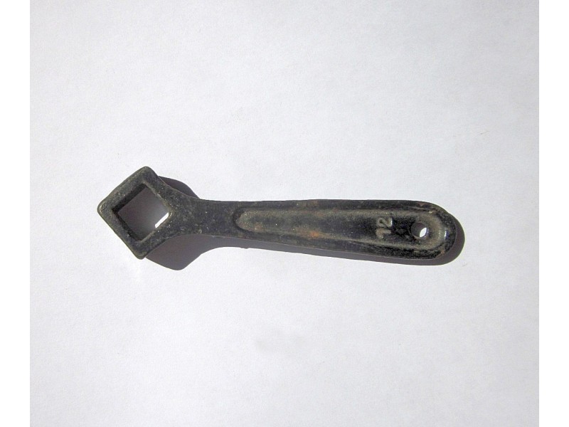 ključ za staru stolarsku mašinu br 12 crni