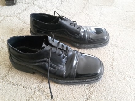 lakovane crne cipele