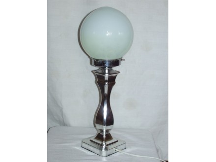 lampa stona beli metal sa staklenim abažurom