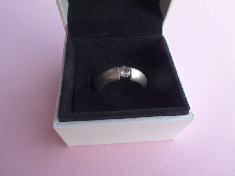 masivni 925 srebrni prsten sa cirkonom